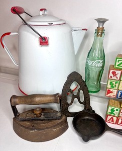 lot 64 image: Fun Lot of Vintage Items