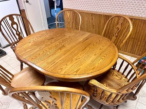 lot 121 image: Oak Dining Room Table With 6 Chairs & 2 Leaves