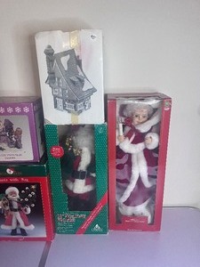 lot 178 image: Assortment of Christmas Items