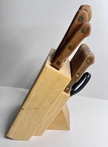 lot 140 image: Farberware Wooden Handle Knife Set