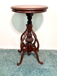 lot 47 image: Victorian Walnut Spindle Leg Parlor Table