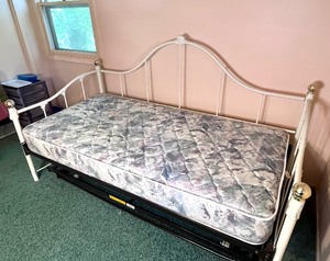 lot 166 image: Twin Size White Metal Day Bed wTrundle