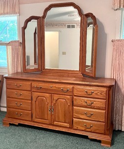 lot 173 image: Solid Oak Dresser & Mirror