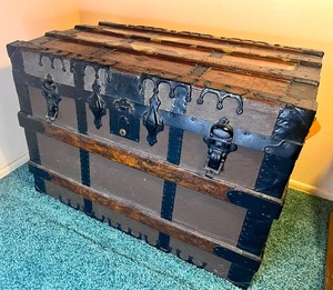 lot 50 image: Antique Steamer Trunk With Removable Insert