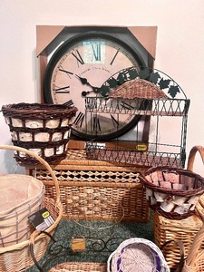 lot 169 image: Decorative Baskets & Wall Clock