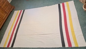 lot 158 image: Vintage Hudsons Style Wool Blanket