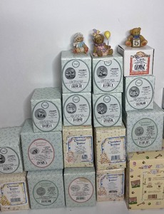 lot 84 image: Cherished Teddies Figurines