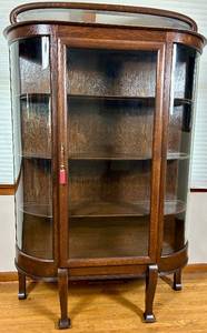 lot 4 image: Antique Tiger Oak Curved Glass Curio Cabinet with key