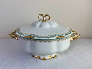 lot 29 image: Antique Haviland Limoges Covered Soup Tureen 9