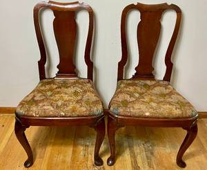 lot 33 image: Antique Mahogany Chippendale Chairs - set of 2