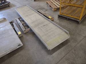 lot 18 image: Aluminum Ramp, 24.5 x 118...