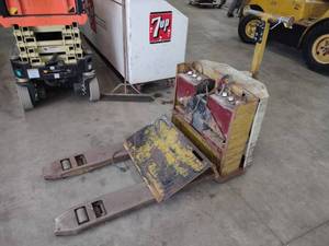 lot 15 image: Yale 24 Volt Electric Pallet Jack, ...
