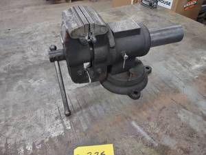 lot 225 image: 6 Swivel Vise...
