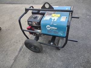 lot 302 image: Miller Blue Star 600 Gas Powered Ge...