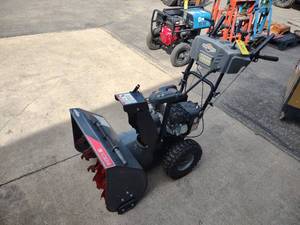 lot 330 image: Briggs & Stratton Snow Blower, 9.5 ...