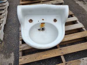 lot 382 image: Cast Iron Sink, 21.5x17 (This Item ...