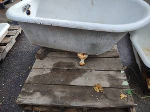 lot 383 image: Cast Iron Claw Foot Bathtub, 54.5x3...