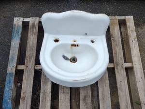 lot 384 image: Cast Iron Sink, 21x17 (This Item Is...