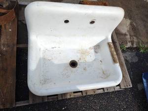 lot 386 image: Cast Iron Sink, 30x20.5 (This Item ...