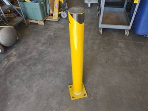lot 464 image: Bollard Post, 4 12 x 42 (This It...
