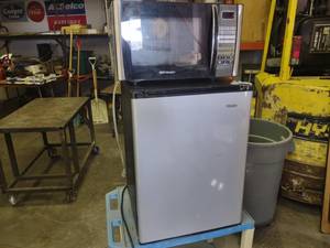 lot 478 image: Refrigerator & Microwave Oven, Work...