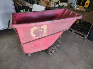 lot 523 image: Bayhead Tipper Trash Cart...