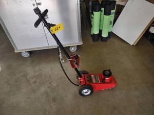 lot 524 image: Strongway 35 Ton AirHydraulic Serv...