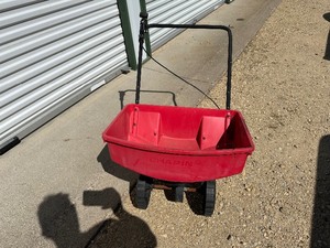 lot 29 image: Chapin Salt  Fertilizer Spreader