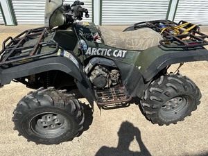 lot 11 image: Artic Cat 650 4x4 4 Wheeler - Runs  Drives  Needs Work