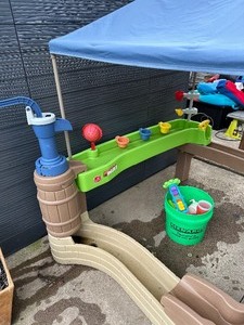 lot 19 image: Kids Water Play Table
