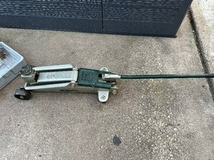 lot 23 image: AC Delco 3 Ton Truck  Suv Jack