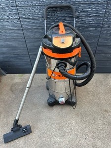lot 34 image: Kubota Shop Vac - Works - Some Damage