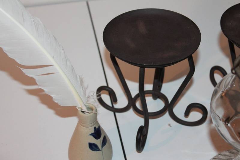 lot 66 image: Lot of Assorted Antique and Vintage Decor Items