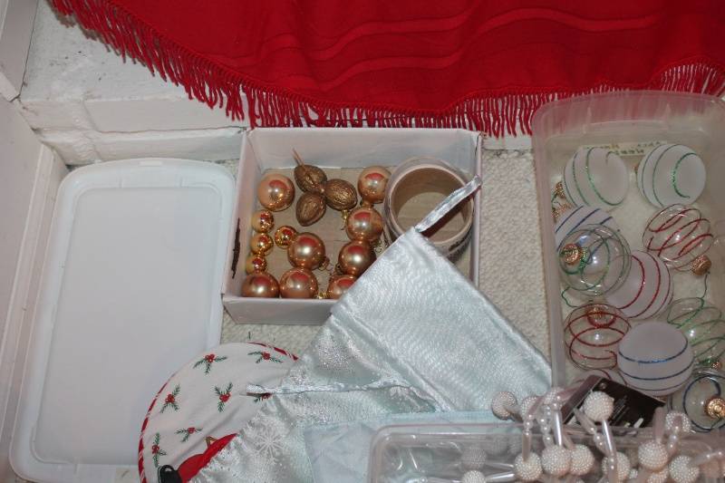 lot 78 image: Large Assortment of Christmas Decorations and Ornaments