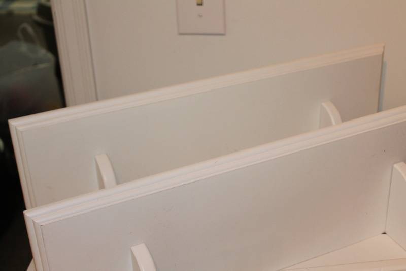 lot 80 image: Lot of White Wooden Shelves with Stands and Wire Basket with Decorative Items