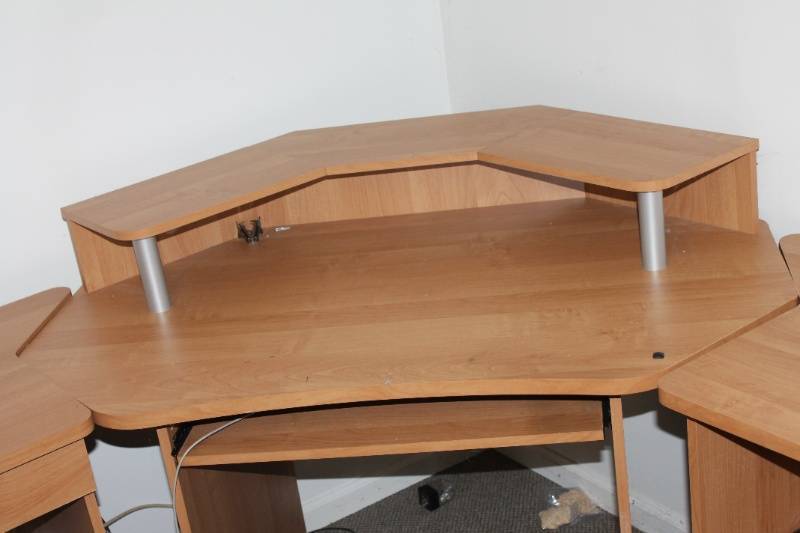 lot 90 image: Wooden L-Shaped Office Desk with Attached Drawer Units