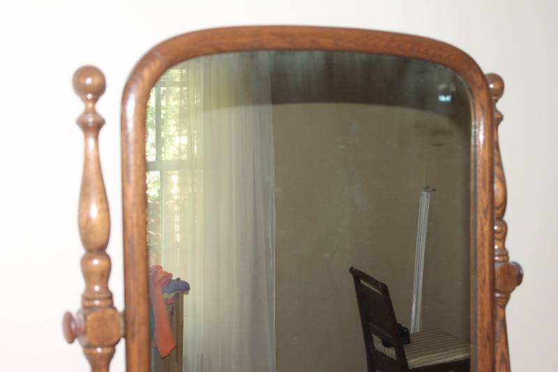 lot 17 image: Antique Wooden Dresser with Mirror