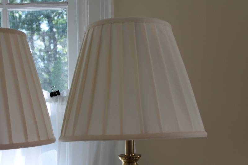 lot 9-22 image: Pair of Stiffel Brass Table Lamps with Shades