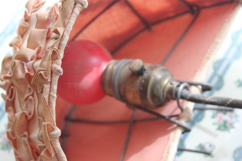 lot 24 image: Vintage Pink Ruffled Table Lamp