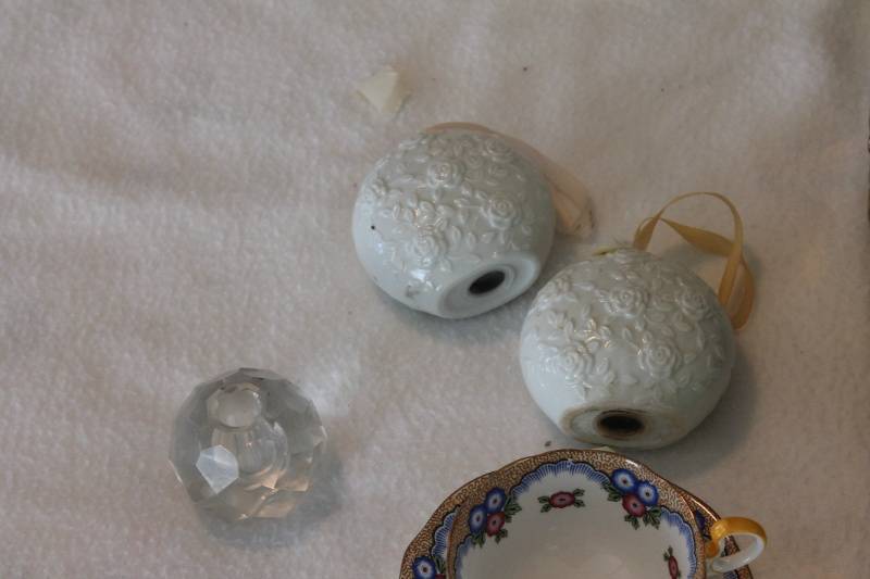 lot 27 image: Lot of Decorative Items - Knightsbridge Tea Cup, Ornaments, and Decorative Tin Box