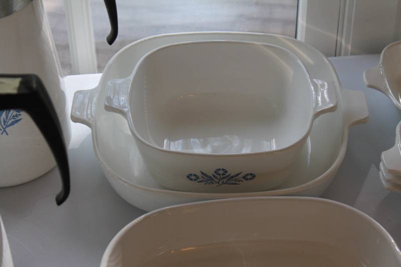 lot 9-33 image: Vintage Corning Ware Blue Cornflower Pattern Cookware Set