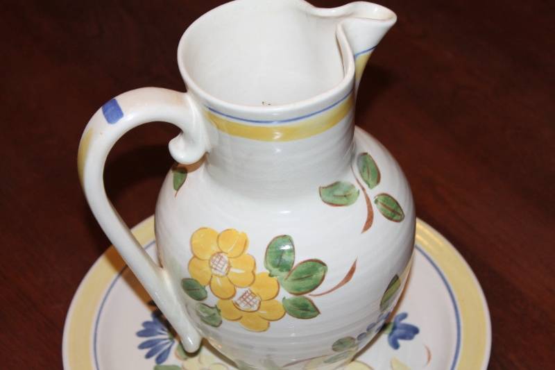 lot 40 image: Vintage Handpainted Ceramic Pitcher and Basin Set