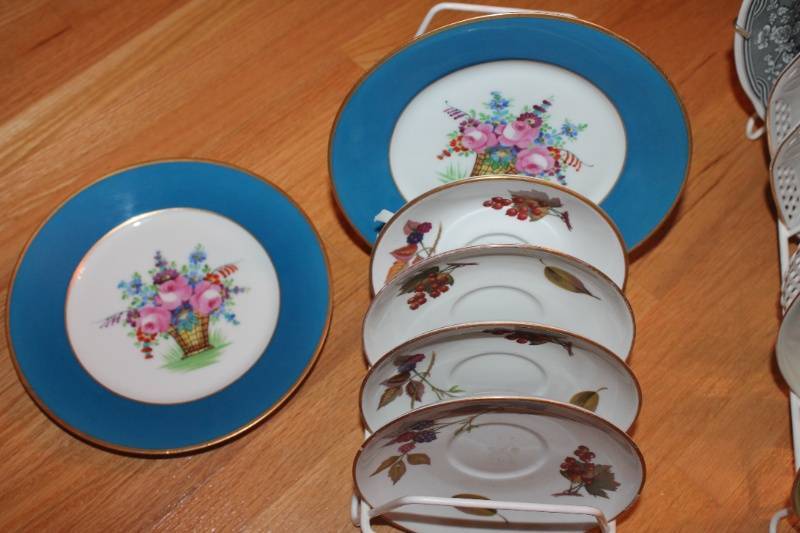 lot 56 image: Assorted Decorative Plate Collection