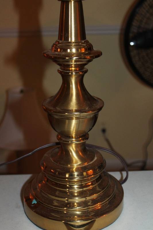 lot 9-100 image: Pair of Stiffel Brass Table Lamps with White Shades