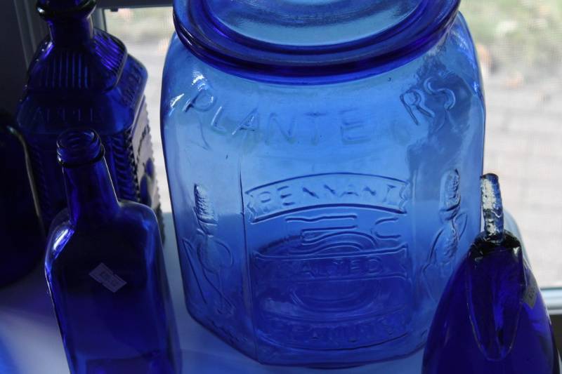 lot 112 image: Collection of Assorted Vintage Blue Glassware
