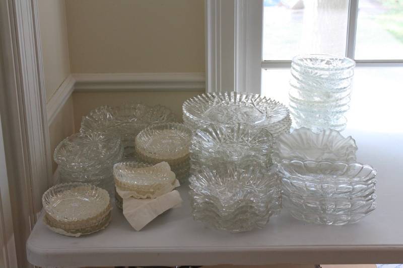 lot 117 image: Assorted Vintage Clear Glass Serving and Decorative Dishes