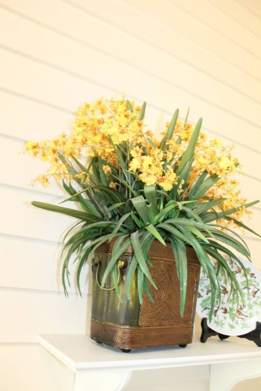 lot 128 image: Decorative Ceramic Plate and Artificial Floral Arrangement in Antique Style Vase