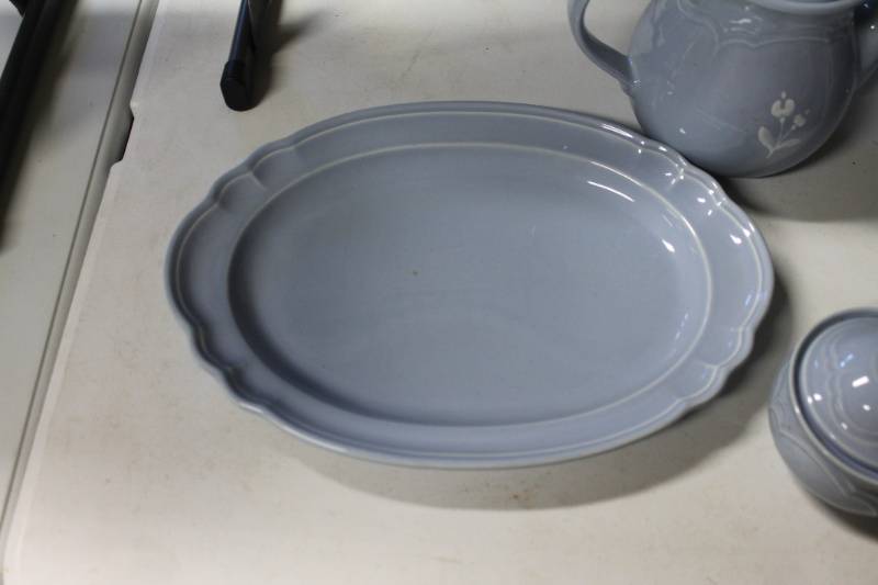 lot 148 image: Pfaltzgraff Blue Ceramic Dinnerware Set - 8 Pieces