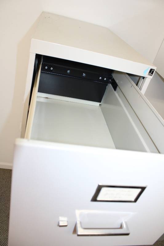 lot 149-5 image: 4-Drawer Vertical Metal Filing Cabinet