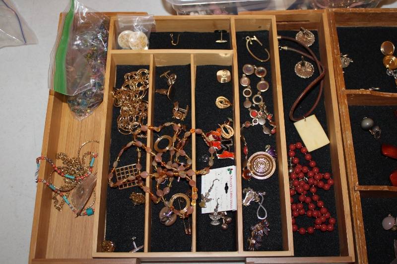 lot 47 image: Large Assortment of Costume Jewelry, Earrings, Necklaces, and Bracelets